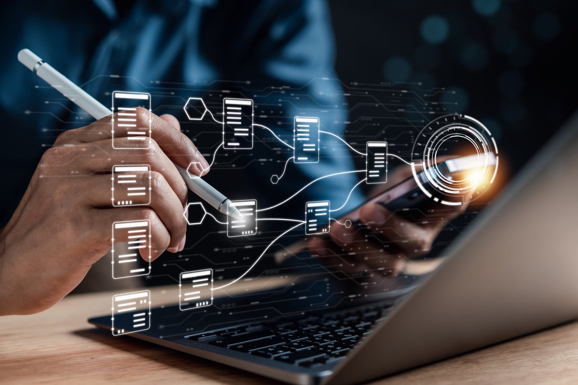 KI-gestützte Automatisierung - Person am Laptop zeichnet ein Ablaufdiagramm